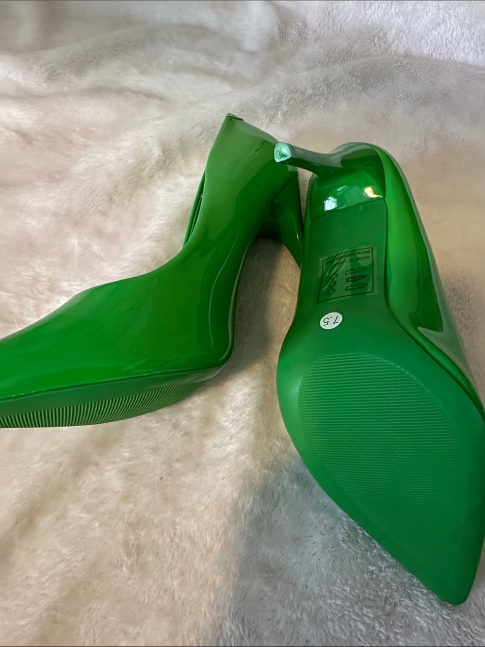 Brand new Comfortable Patent Pointed-Toe Pumps in Bright Green - Dress Heels - Picture 3 of 4